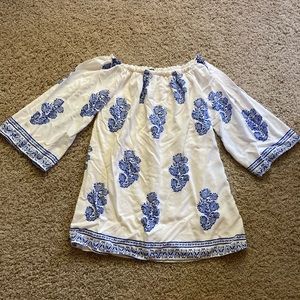 Lovely day off the shoulder top white and blue floral pattern Size Small